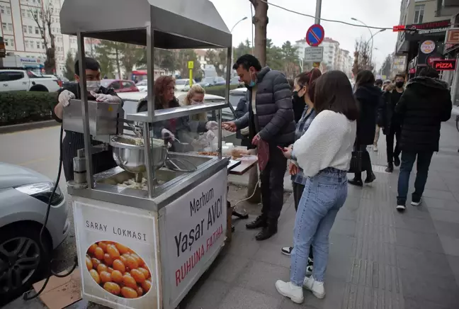 Trafik kazalarına dikkati çekmek için babasının öldüğü yerde lokma dağıttı