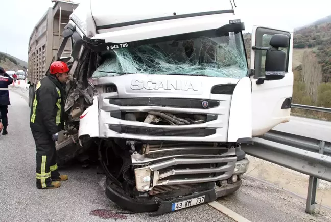 Freni tutmayan tır, gemi motoru taşıyan konvoy aracına çarptı