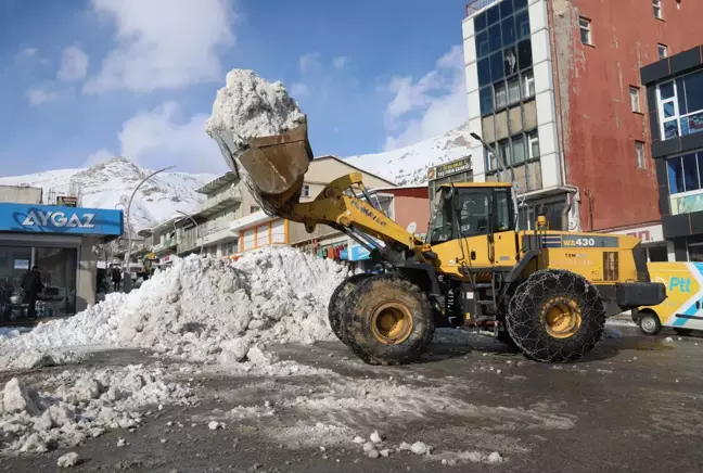 Başkale'de karlar kamyonlarla ilçe dışına taşınıyor