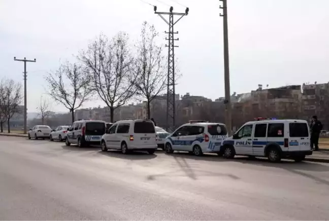 TRAFİK IŞIKLARINDA TIR'IN ALTINDA KALARAK CAN VERDİ