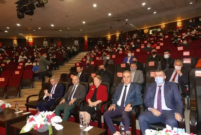 YÖK Başkan Başdanışmanı Komsuoğlu, Trabzon'da konferansa katıldı