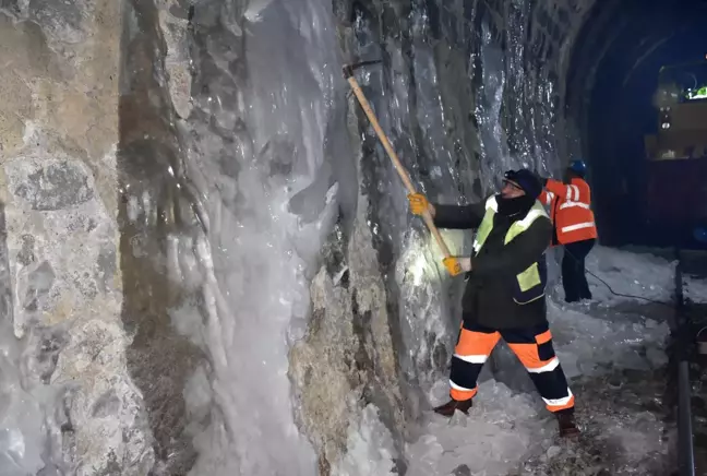 Güvenli demir yolu ulaşımı için TCDD görevlileri buz mesaisinde