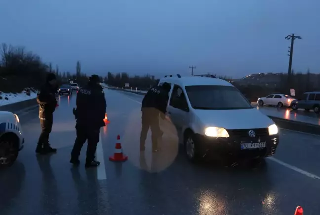 Karaman-Mersin kara yolunda kar yağışı nedeniyle ulaşım kontrollü sağlanıyor