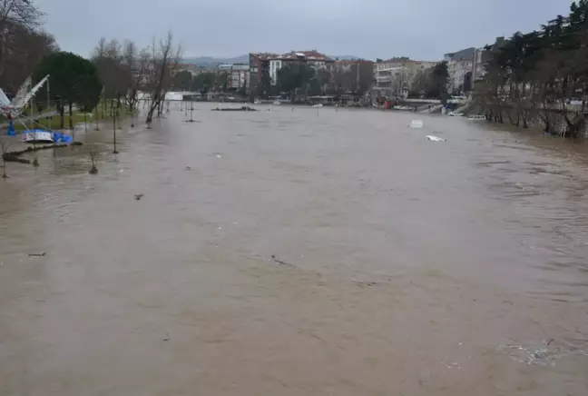 ÇANAKKALE - Aşırı yağışlar nedeniyle Kocabaş Çayı taştı