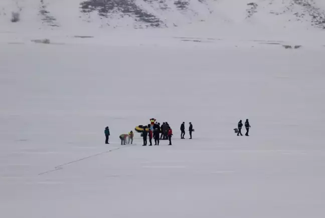 Milli sporcu Erken, buz altı dalış rekoru için Tödürge Gölü'nde antrenman yaptı