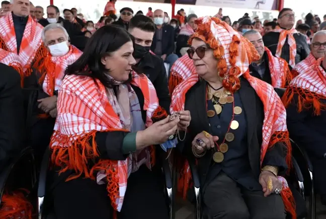 Kadınların dayanışması arenaya taşındı: Hanımağa, en kıymetli eserini Topuklu Efe'ye hediye etti