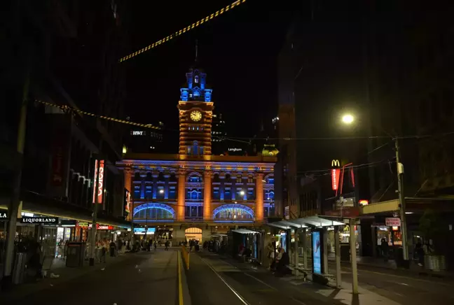 Avustralya'nın Melbourne kenti Ukrayna'ya destek için sarı-mavi renklerle ışıklandırıldı