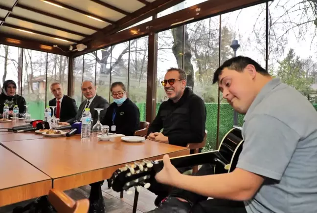 Haluk Levent, özel bireyler için mini konser verdi