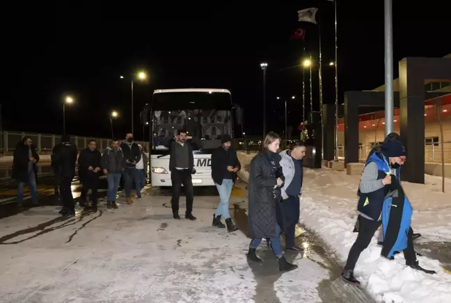 Ukrayna'dan tahliye edilenlerin Türkiye'ye girişleri sürüyor