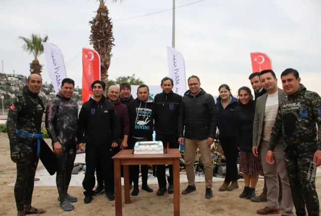 Bodrum'da dalgıçlar denizi, öğrenciler kıyıyı temizledi