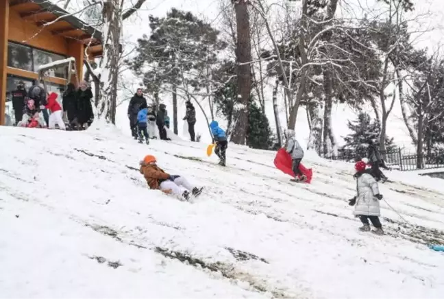 BEYKOZ'DA PARK VE SOKAKLARDA KAYAK PİSTİ OLDU