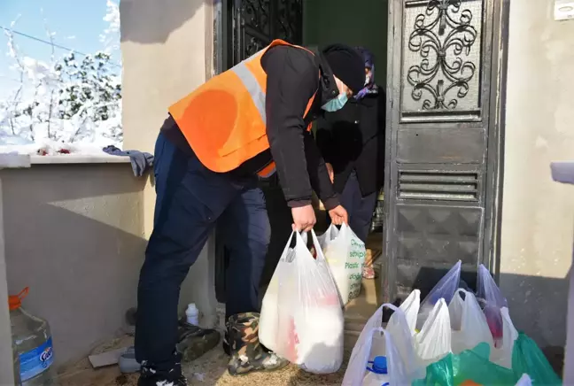 Kardan yolları kapanan kadın üreticiye belediye ekipleri yardımcı oldu