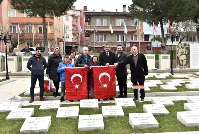 Şehitlikte taşları kardan temizleyen çocuklar; 