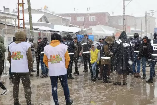 VAN'DA KAR YAĞIŞINDA NEVRUZ KUTLAMASI