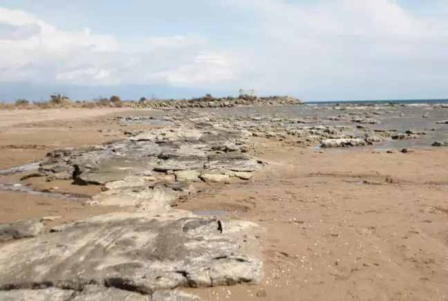 Antalya'da kıyılarda deniz suyu çekildi