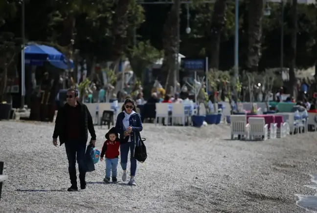 Akyaka sahilinde güneşli havadan dolayı yoğunluk oluştu