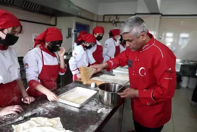 Geleceğin kadın baklava ustaları yetişiyor