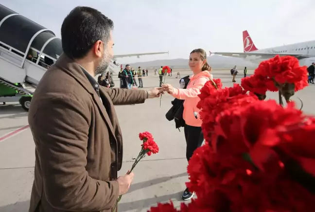 Kapadokya'ya direkt uçuşla gelen Moldovalı turistler çiçeklerle karşılandı