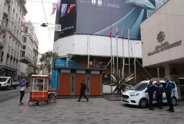 İstiklal Caddesi'nin sembolüne ATM gölgesi