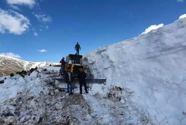 Gümüşhane'de yer yer 4 metreyi bulan karla mücadele çalışmaları sürüyor