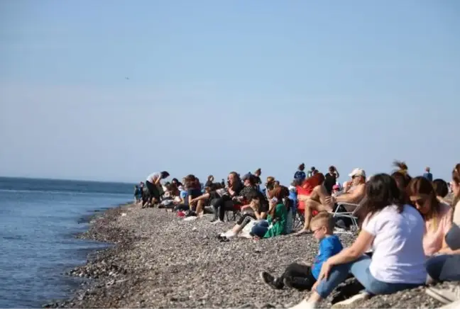 ZONGULDAK'TA GÜNEŞİ GÖREN SAHİLE KOŞTU