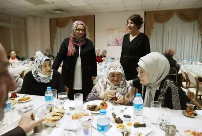 Emine Erdoğan'dan huzurevi sakinlerine sürpriz ziyaret