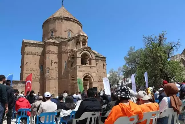 AKDAMAR ADASI'NDA BADEM ÇİÇEĞİ FESTİVALİ