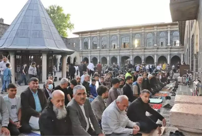 DİYARBAKIR ULU CAMİ'DE, 2 YIL SONRA MESAFESİZ İLK BAYRAM NAMAZI