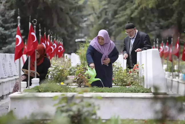 Şehit yakınları ve gaziler, bayramın ilk günü Cebeci Askeri Şehitliği'ni ziyaret etti