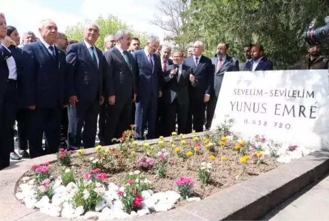 YUNUS EMRE, KABRİ BAŞINDA ANILDI