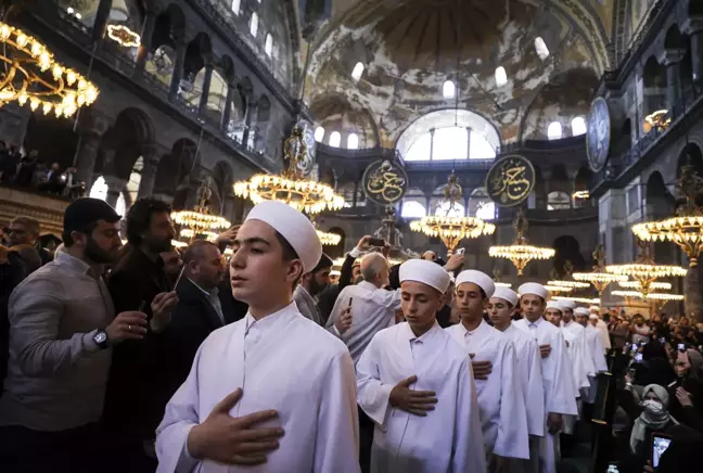 Hafızlıklarını tamamlayan 35 öğrenci Ayasofya-i Kebir Camii'nde icazet aldı