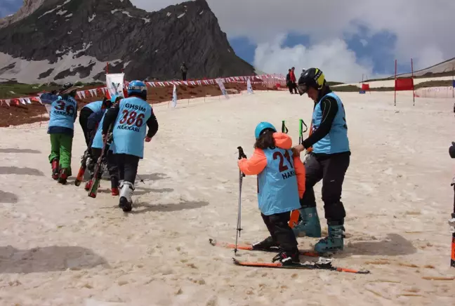 HAKKARİ'DE MAYIS AYINDA KAYAK YARIŞMASI