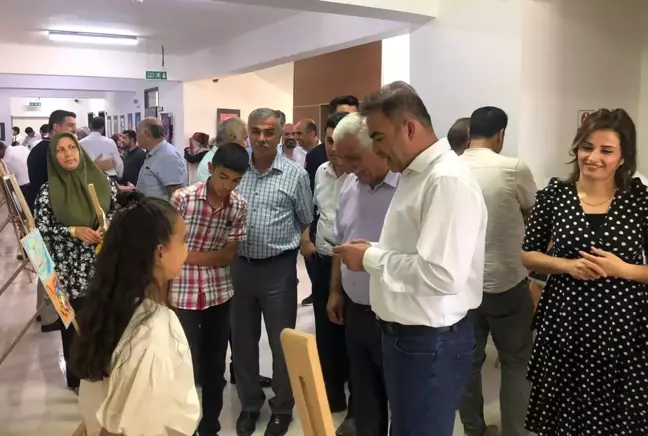 Samsat'ta öğrenciler yaptıkları resimleri sergiledi