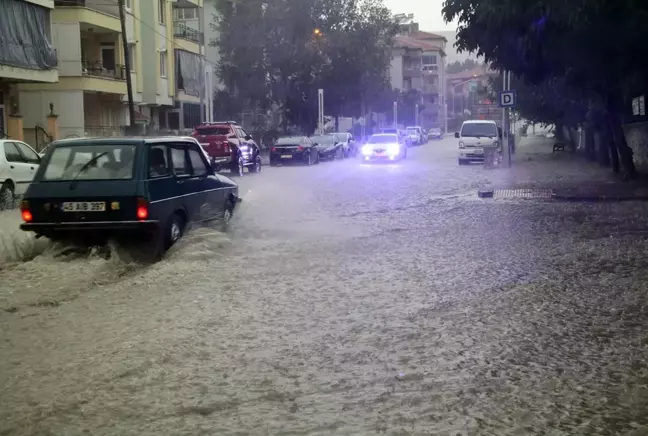 Sağanak yağış Kula'da hayatı olumsuz etkiledi