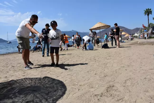 Marmaris'te dalgıçlar denizde, gönüllüler plajda temizlik yaptı