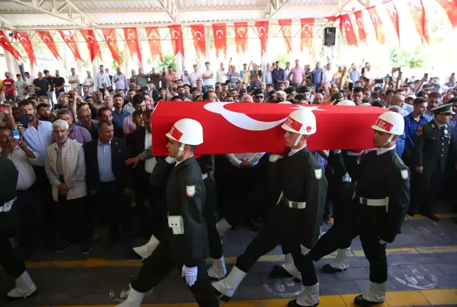 GAZİANTEP - Şehit Piyade Uzman Onbaşı Mehmet Ali Çap, son yolculuğuna uğurlandı (2)