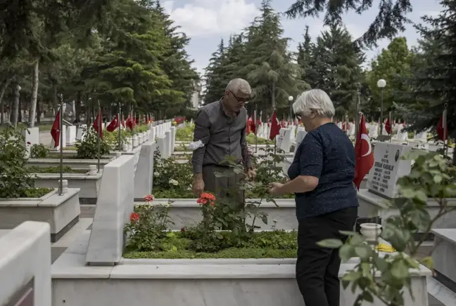 Son dakika haberi... Şehit yakınlarından Babalar Günü'nde şehitlik ziyareti