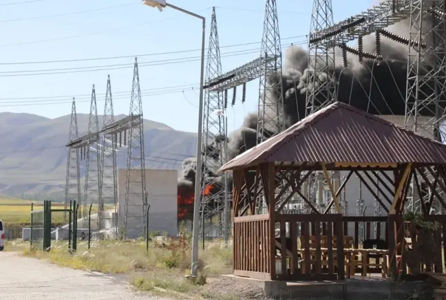 Son dakika! Başkale'de trafo merkezinde yangın çıktı (2)