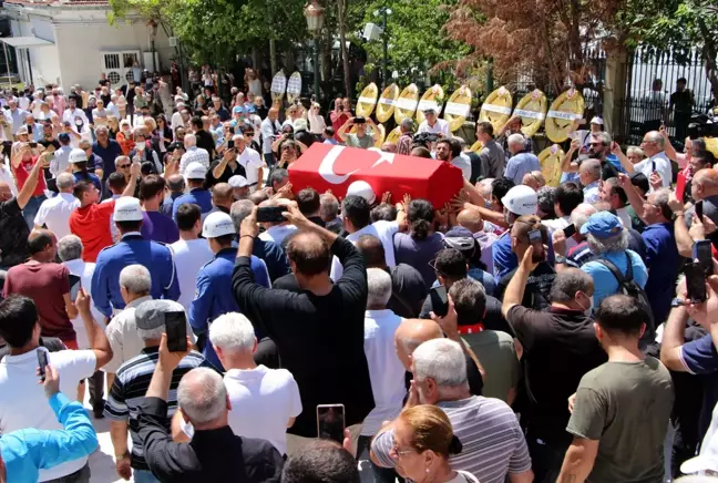 Cüneyt Arkın'ın cenazesinde gerginlik! Basın mensupları, vatandaşlarla tartıştı