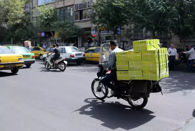 İran'da motosiklet sürücüleri taşımacılık sektörüne yeni boyut kazandırdı