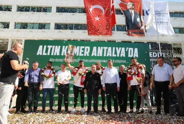 Antalya'da Kırkpınar Başpehlivanlarına Coşkulu Karşılama