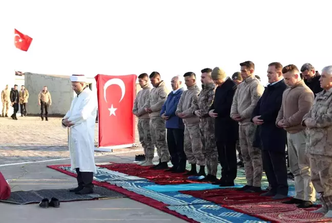 Bakan Soylu, bayram namazını üs bölgesindeki askerlerle kıldı