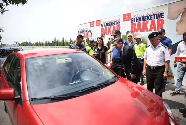 Kırklareli Valisi Birol Ekici, trafik denetiminde durdurulan sürücülerle bayramlaştı