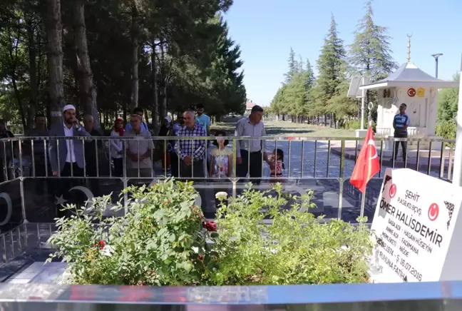 Son dakika... 15 Temmuz kahramanı şehit Ömer Halisdemir'in kabrinde ziyaretçi yoğunluğu