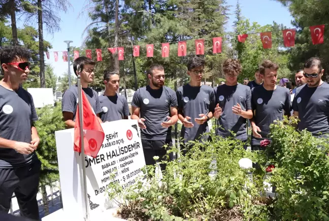 15 Temmuz kahramanı şehit Ömer Halisdemir'in kabrinde ziyaretçi yoğunluğu (3)