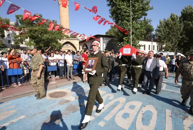 Son dakika haber! KAHRAMANMARAŞ - Şehit Piyade Uzman Çavuş Mehmet Burak Keçe son yolculuğuna uğurlandı