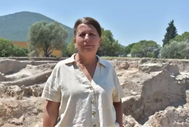 ULUCAK HÖYÜĞÜ'NDE 7 BİN 800 YILLIK KADIN FİGÜRLÜ HEYKEL BULUNDU