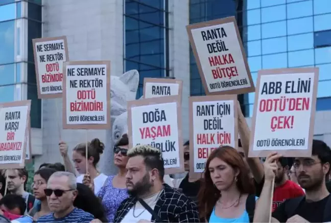 ODTÜ'lü öğrencilerden ABB önünde 'yol' protestosu