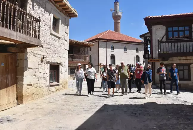 Afyon gündem haberleri... AFYONKARAHİSAR - Büyük Taarruz'un 100. yılı dolayısıyla şehit ve gazi çocukları Kocatepe'yi gezdi