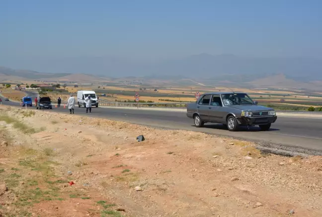 Gaziantep haberi! GAZİANTEP - Duman çıkan otomobilden inen aileden 2 kişi, otomobil çarpması sonucu öldü